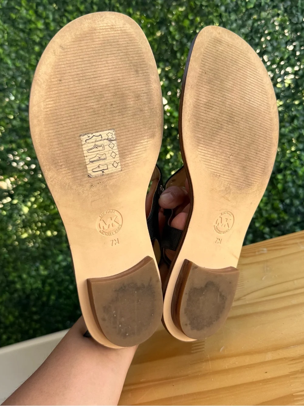 Michael Kors MK Plate Black Leather T-Strap Thong Sandals Women’s Size 7M